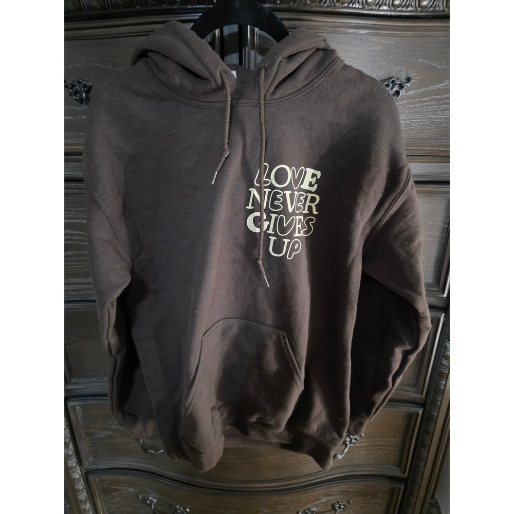 Gildan Love Never Gives Up Brown Graphic Hoodie Sweatshirt Small